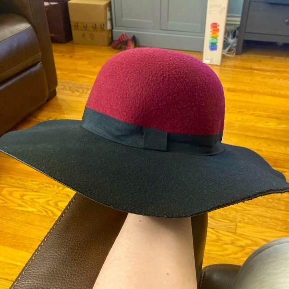 Magid Accessories - Magid Hats - Women’s black and burgundy hat.